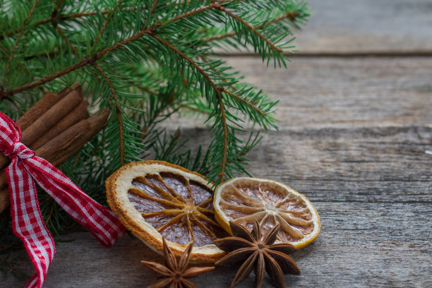 木背景上的热葡萄酒配料。圣诞贺卡。新年快乐。空间的文本。图片下载