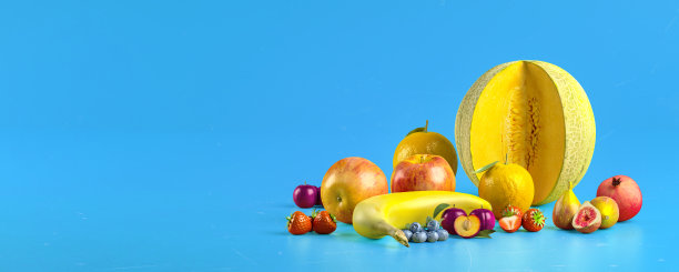 蓝色背景的健康水果含有维生素。有机新鲜甜水果。苹果，香蕉，橘子，李子，草莓。健康的饮食习惯。3 d渲染。图片下载