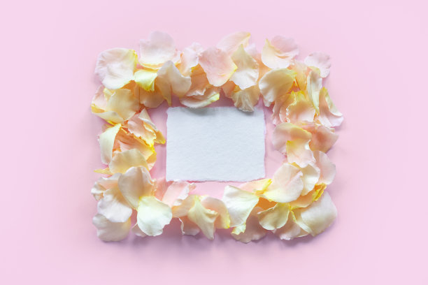 情人节贺卡。由粉色玫瑰花瓣构成的框架。本空间图片下载