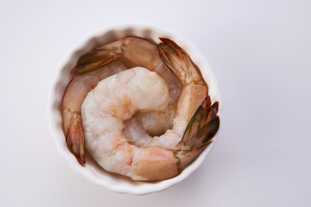 白色背景上的一碗生虾图片下载
