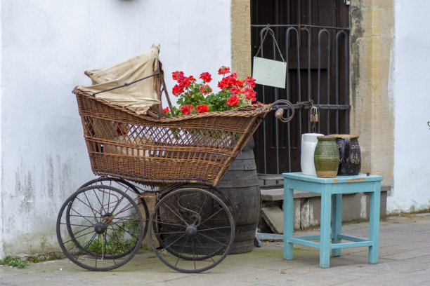 老式柳条婴儿车和泰迪熊。古董柳条婴儿车。图片下载