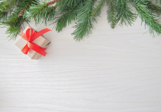 圣诞工艺礼品盒上的白色木制背景图片下载