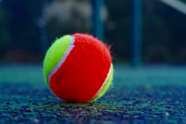 网球在网球场上图片下载