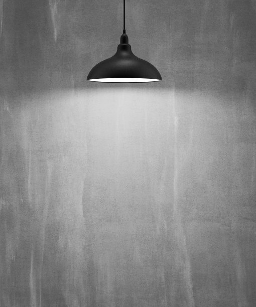 肮脏，褪色和染色的灰泥墙装饰现代吊灯，混凝土和水泥模式与豪华照明，纹理背景。图片下载