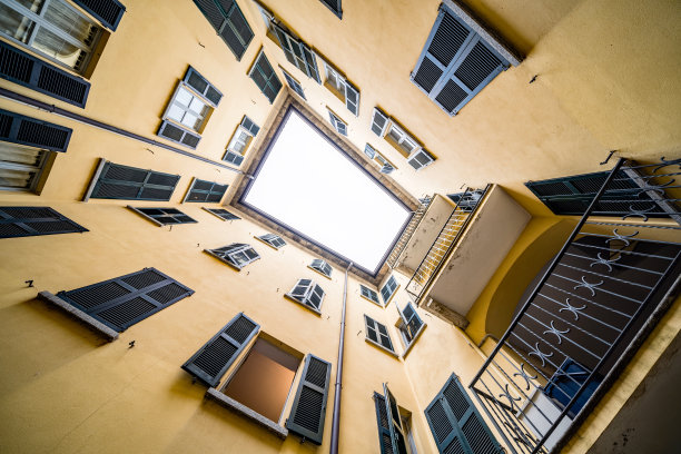 意大利科莫的一座住宅楼的庭院。图片下载