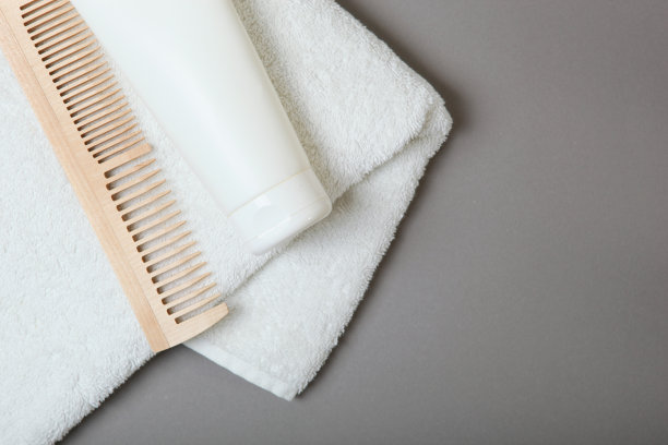 护发用品和梳子放在桌上。图片下载