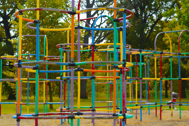 城市公园里五颜六色的游乐场设备图片下载