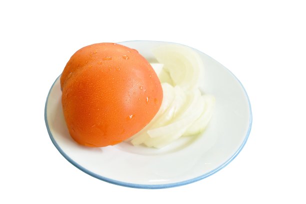 加水的番茄，切成两半，洋葱切片，白色背景图片下载