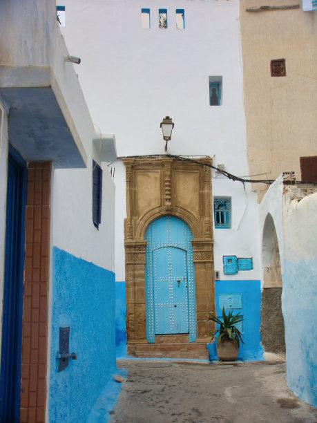 马拉喀什大街上的传统门图片下载