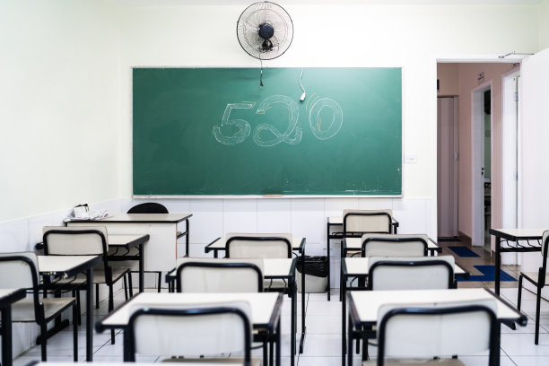 空桌子坐在空教室里-学校的主题图片下载