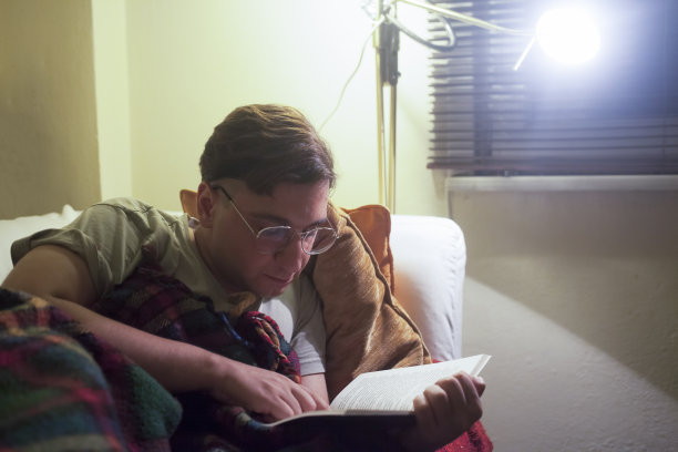 男人躺在床上看小说图片下载