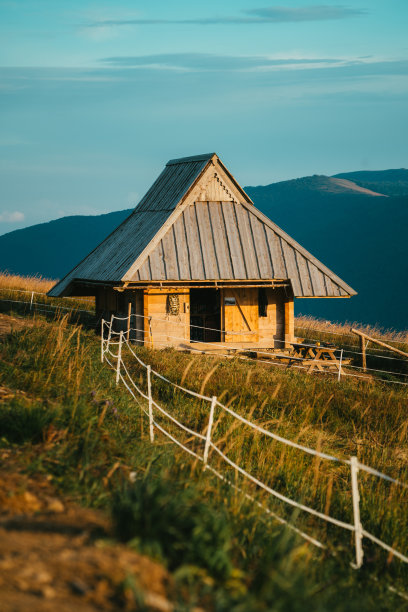 谢泼德在山上牧场上的小屋。Bieszczady山的秋天图片下载