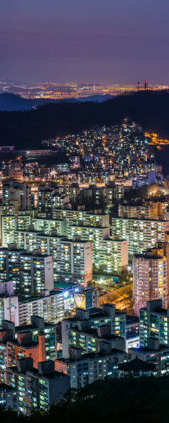 高楼大厦的房屋照亮了夜空，空中全景，拥挤的韩国首尔城市景观图片下载