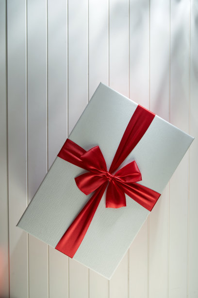 白色礼品卡与红色蝴蝶结图片下载