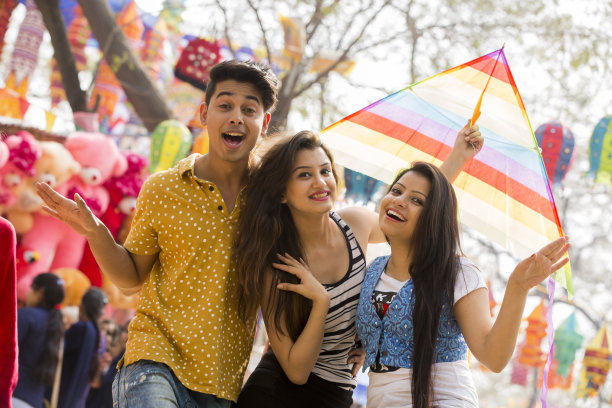 朋友享受-股票照片图片下载