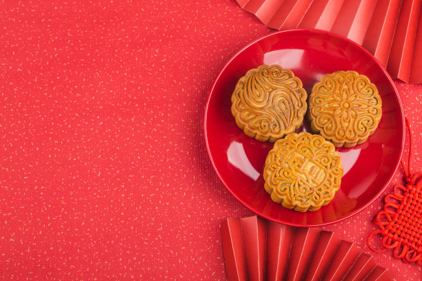 中秋节观念，传统的月饼放在桌上用茶杯图片下载