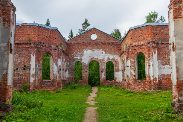 俄罗斯卡累利阿拉登波哈的路德教会废墟。夏日被毁的新教神庙。建筑地标在俄罗斯北部城镇与芬兰遗产。历史主题背景图片下载