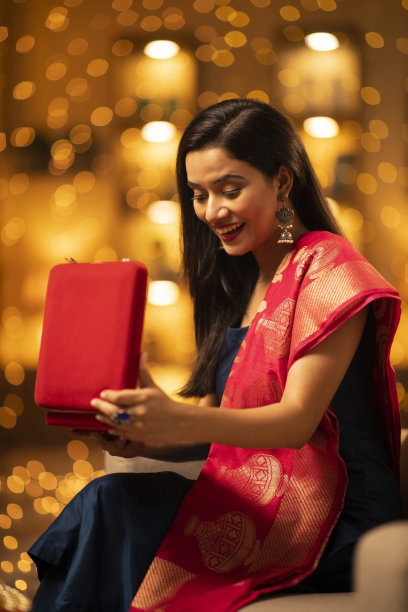 年轻女子排灯节庆祝-股票照片图片下载