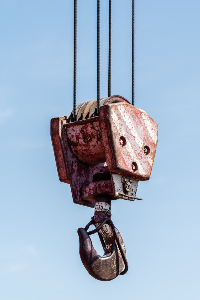 鹤钩对着蓝天靠近图片下载