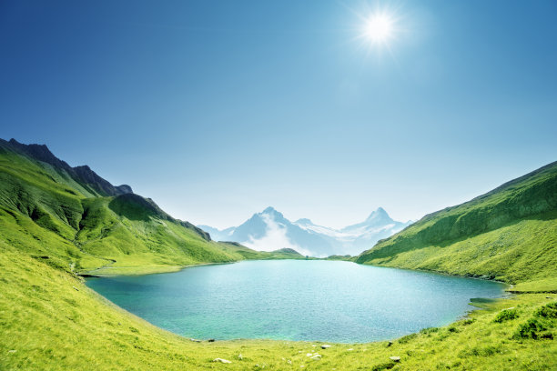 Schreckhorn和Wetterhorn来自瑞士伯尔尼斯高地的Bachalpsee湖图片下载