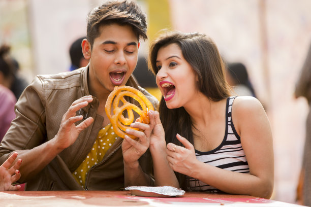 年轻夫妇花时间在一起-库存照片图片下载