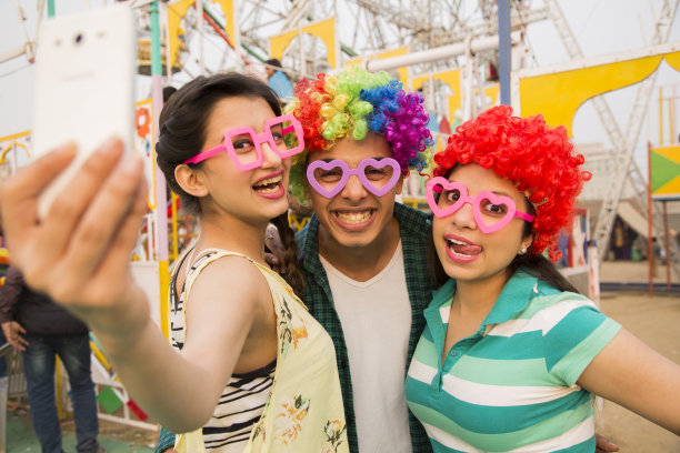 朋友享受-股票照片图片下载