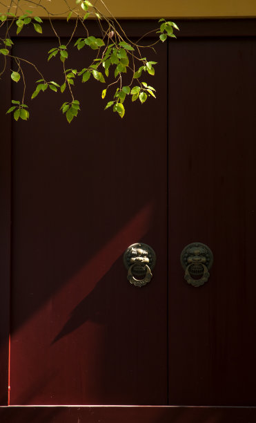 太阳照在庙门上图片下载