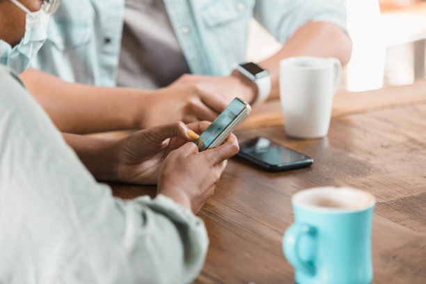 一个面目全非的女人使用智能手机图片下载