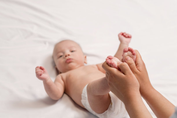 宝宝足部按摩，宝宝的手和脚特写图片下载