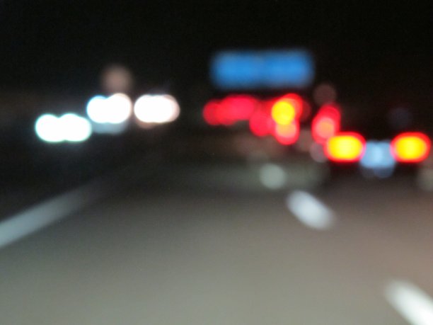 彩色模糊运动的汽车在高速公路上的夜晚图片下载