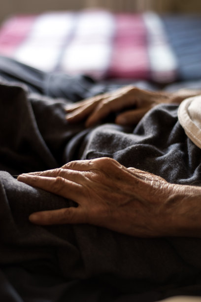 一个老人的手放在他的膝盖上图片下载