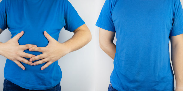 之前和之后。在照片的一半，这个男人抱着他肿胀的肚子，在第二张照片中，他表示问题已经解决了。胀气，腹胀，胀气，肠胃问题图片下载