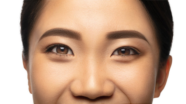 美丽的亚洲女人的肖像孤立在白色的工作室背景。美容、时尚、护肤、化妆品概念。图片下载