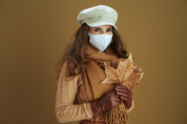 40岁的家庭主妇的肖像，围巾孤立的米色图片下载