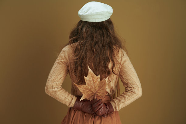 现代女性在青铜背景孤立围巾图片下载