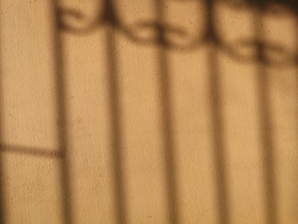 墙上的阴影，窗户的金属格栅的阴影。图片下载