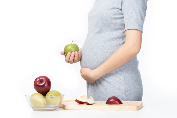 准备水果沙拉，在厨房的早餐新鲜和健康的食物，我的孩子孤立在白色的背景。图片下载