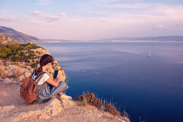 年轻美丽的女孩沿着地中海海岸旅行。图片下载