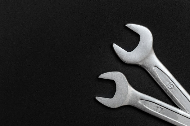 黑色背景上的扳手。副本的空间。图片下载