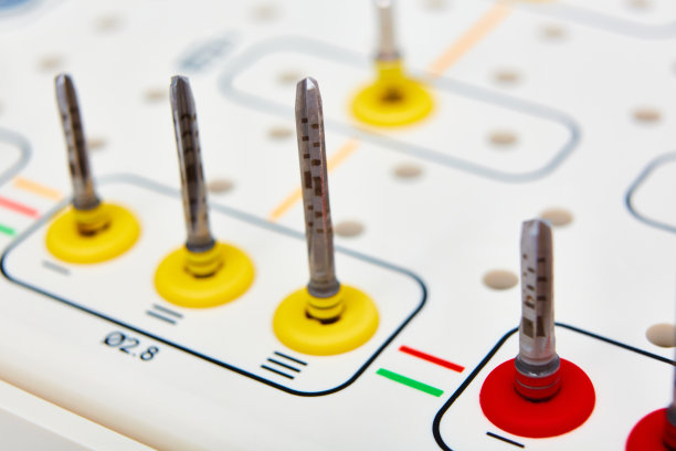牙医的工具在桌子上。灰黄色的景深。图片下载