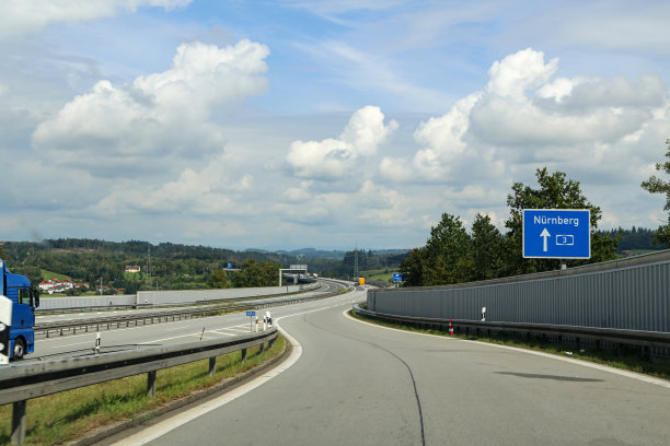 德国高速公路入口。德国高速公路上有看得见的汽车和标志图片下载