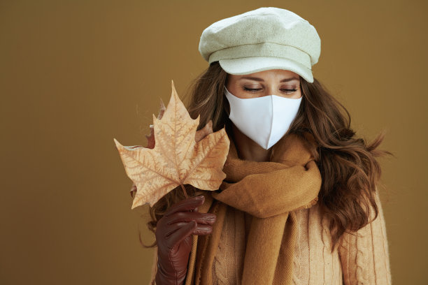 梦幻时尚的女性在毛衣对棕色的背景图片下载
