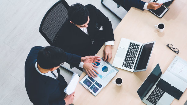 商务人士小组会议俯视图拍摄图片下载