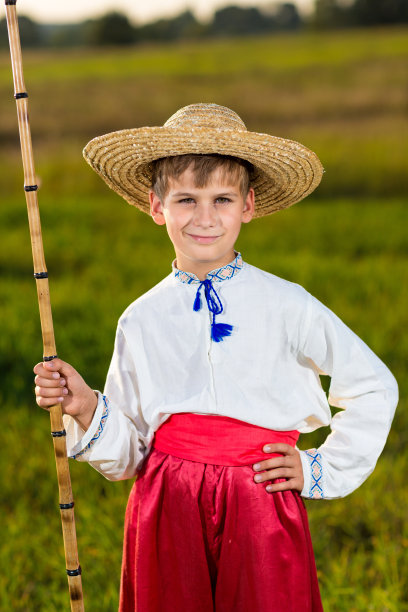 周末钓鱼时，孩子拉钓竿的照片图片下载