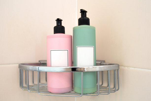 贴着瓷砖的浴室架上有两个彩色肥皂瓶，现代设计，空白标签图片下载