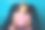 前视图照片的一个白人女孩与黄色眼镜微笑的镜头，而坐在扶手椅和玩平板电脑在一个蓝色的工作室的墙壁图片下载