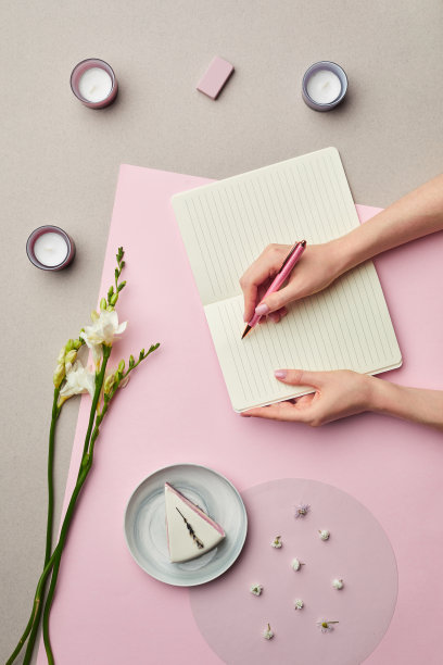 写在粉色日记里的女人图片下载