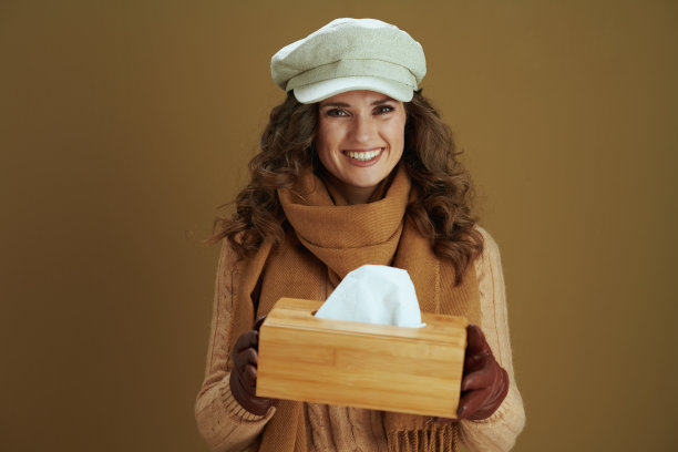 幸福新潮的家庭主妇在毛衣的青铜背景图片下载