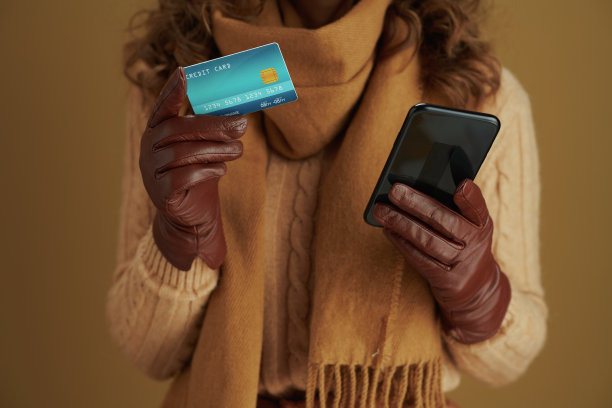 时髦的女人在网上购买孤立的青铜背景图片下载