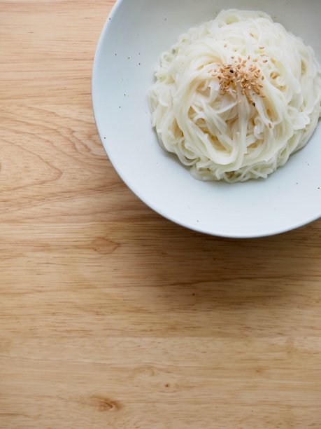 亚洲食物，白面在瓷碗里图片下载